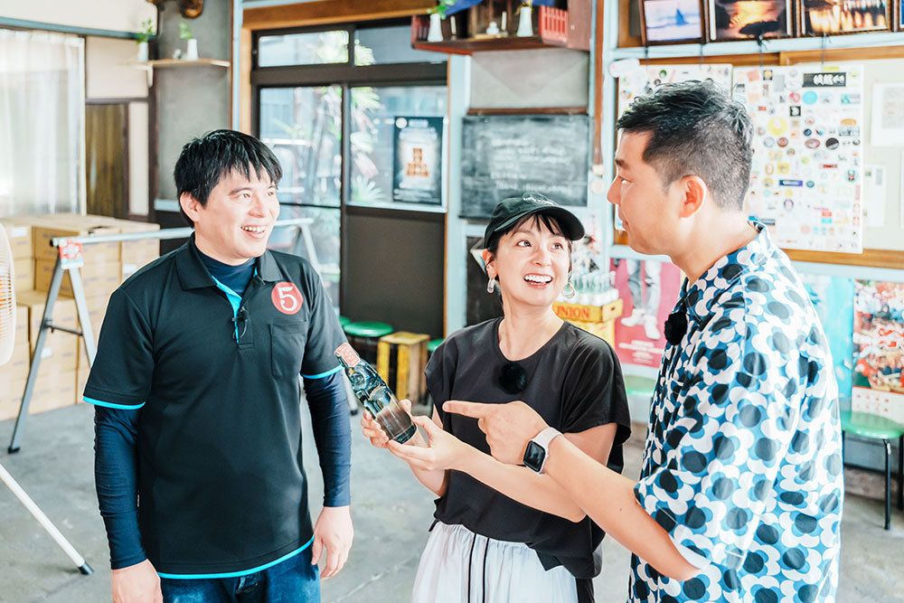 ラムネについて話す中島尚樹・井上恵津子夫妻と森本さん